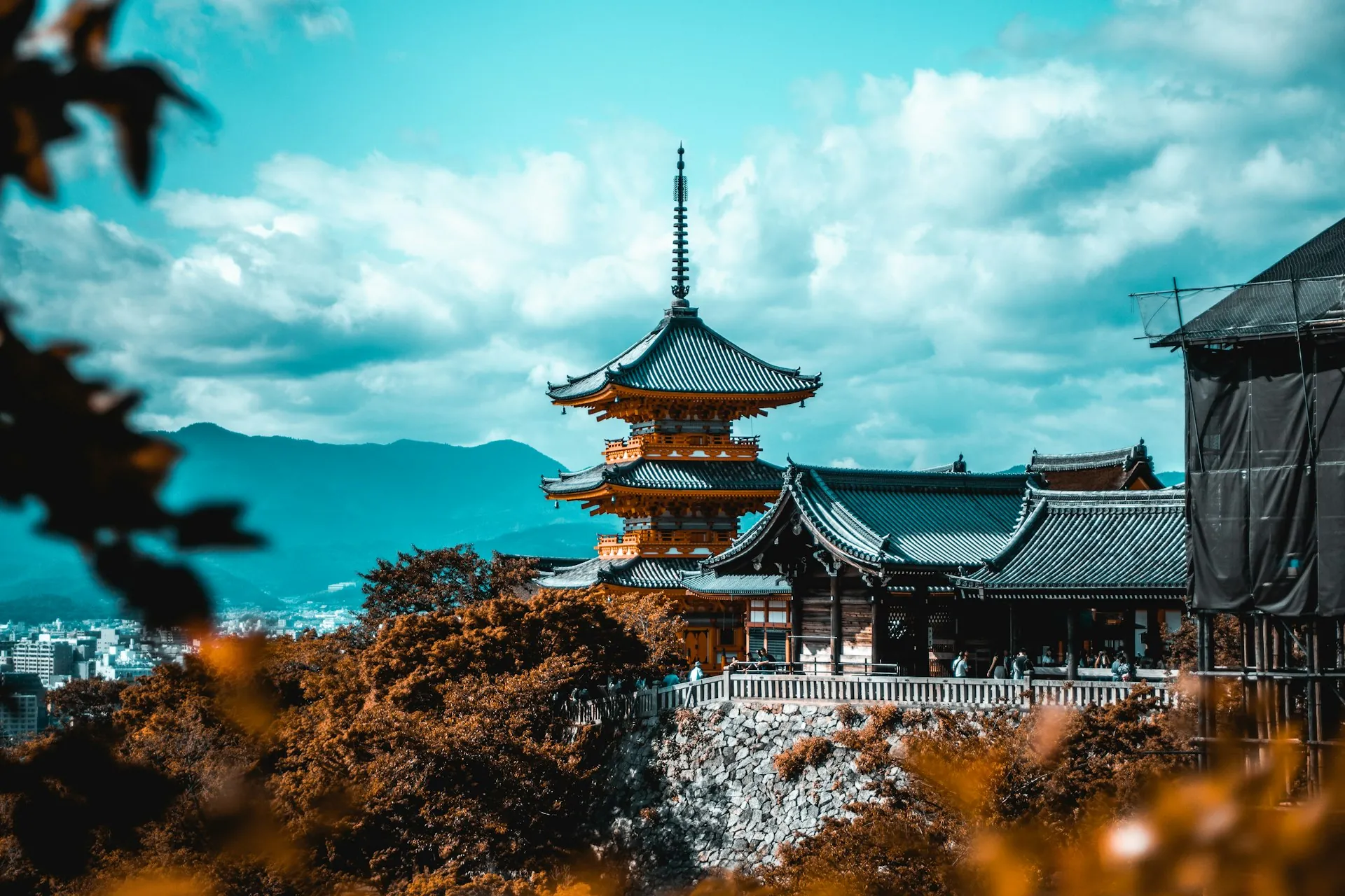 夕暮れの京都の通り